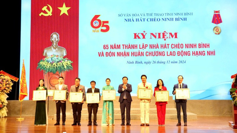 Phó Chủ tịch Thường trực Ủy ban nhân dân tỉnh Ninh Bình Tống Quang Thìn trao tặng Bằng khen cho các cá nhân.
