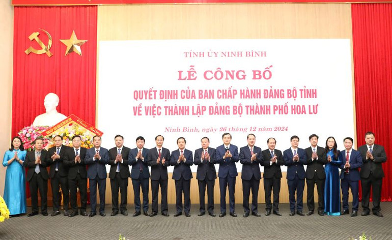 Các đồng chí Thường trực Tỉnh ủy Ninh Bình chúc mừng Ban Thường vụ mới Thành ủy Hoa Lư. (Ảnh: ĐỨC PHƯƠNG)