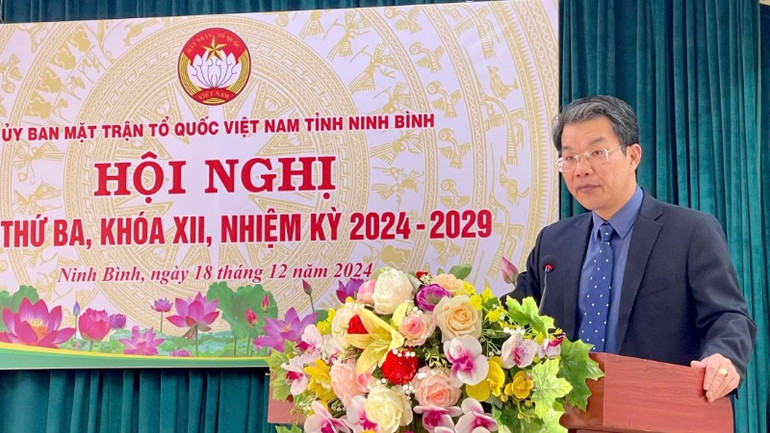 Đồng chí Nguyễn Hoàng Hà, Chủ tịch Ủy ban MTTQ tỉnh Ninh Bình phát biểu tại hội nghị.