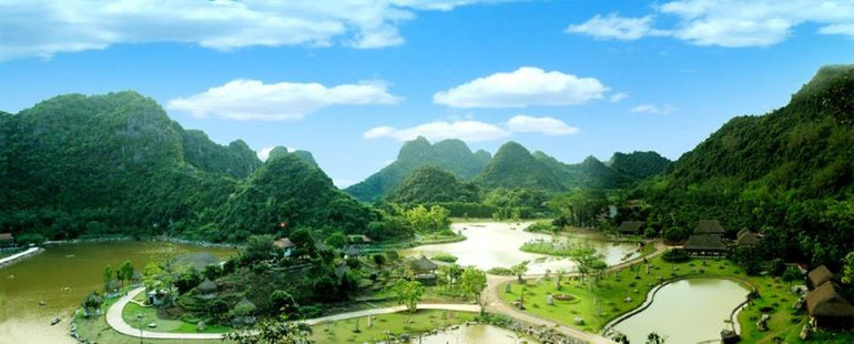 Một góc khu du lịch sinh thái Thung Nham nhìn từ trên cao. (Ảnh: Lan Trần)