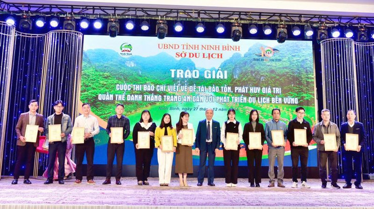 Cuộc thi thu hút nhiều tác giả đến từ các cơ quan báo chí trong cả nước. (Ảnh: TTXVN) Cuộc thi thu hút nhiều tác giả đến từ các cơ quan báo chí trong cả nước. (Ảnh: TTXVN)