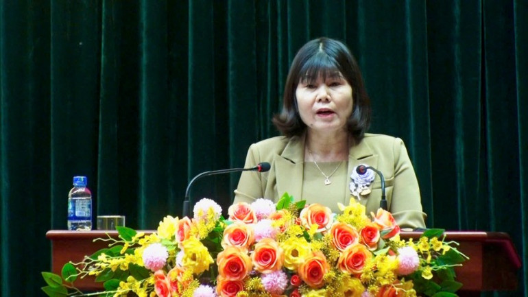 Cử tri Trần Thị Nga, thị trấn Nho Quan, phát biểu ý kiến tại buổi tiếp xúc.