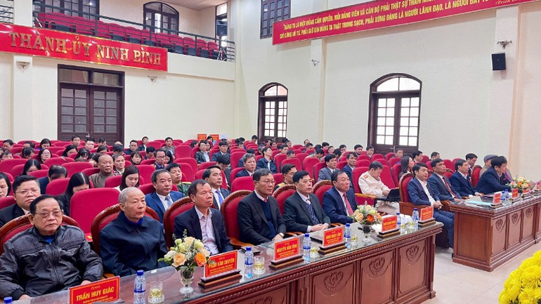 Các đại biểu tham dự kỳ họp.