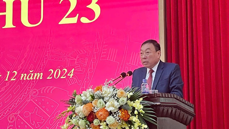 Bí thư Thành ủy Ninh Bình Đinh Văn Tiên phát biểu tại kỳ họp.