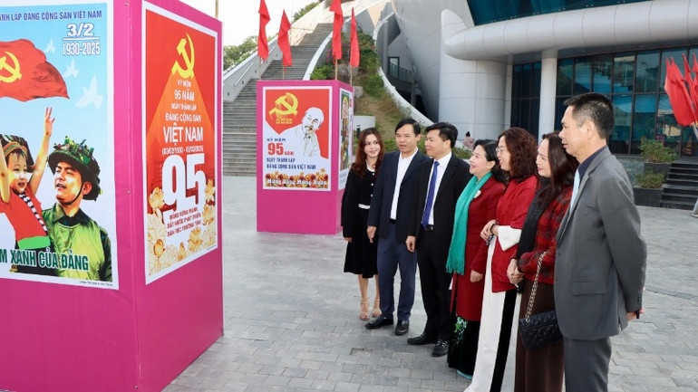 Các đại biểu tham quan triển lãm cuộc thi tranh cổ động tuyên truyền kỷ niệm 95 năm ngày thành lập Đảng Cộng sản Việt Nam tại nhà hát Phạm Thị Trân, thành phố Ninh Bình.