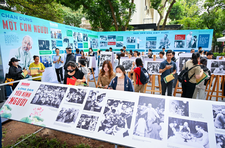Triển lãm ảnh “Rạng rỡ tên Người” thu hút đông đảo người dân, đặc biệt là các bạn trẻ.