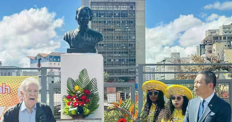 CAVV phối hợp Đại sứ quán Việt Nam tại Venezuela tổ chức lễ đặt vòng hoa tưởng nhớ Chủ tịch Hồ Chí Minh tại Đại lộ Bolívar ở thủ đô Caracas. (Ảnh: Nhân vật cung cấp)