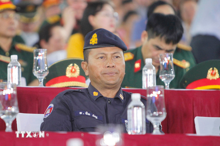 Lãnh đạo Quân đội nhân dân Hoàng gia Campuchia dự sơ duyệt Lễ diễu binh, diễu hành kỷ niệm 50 năm Ngày Giải phóng miền nam, thống nhất đất nước. (Ảnh: Thanh Vũ/TTXVN)