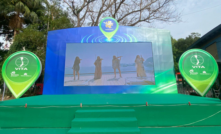 Hình ảnh về video âm nhạc (MV) "Victory - Bond in Vietnam" được trình chiếu phục vụ khách tham quan tại VITM Hà Nội 2025.