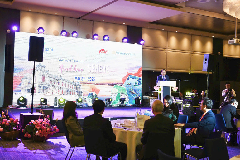 Cục Du lịch quốc gia Việt Nam phối hợp với các đơn vị tổ chức chương trình giới thiệu du lịch Việt Nam tại Thụy Sĩ. (Ảnh: Trung tâm Thông tin du lịch)