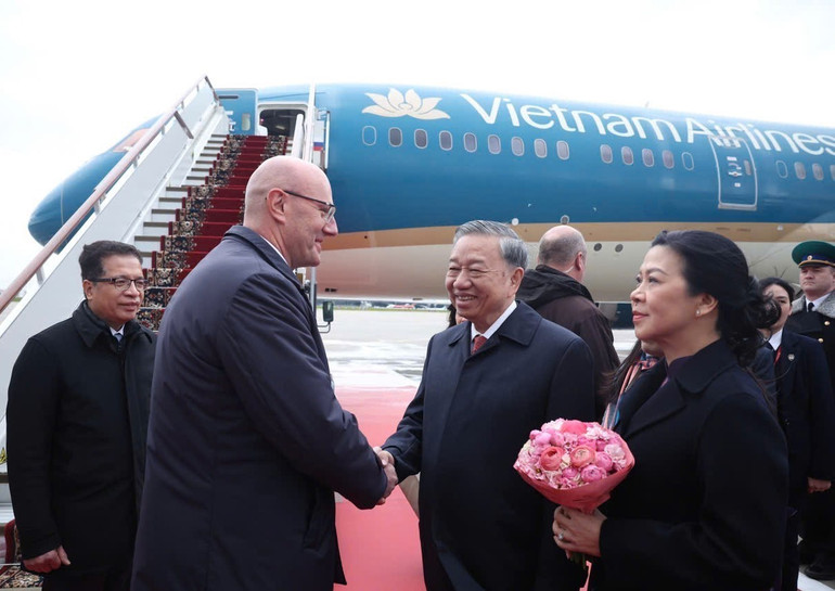 Phó Thủ tướng Nga Dmitry Chernyshenko tiễn Tổng Bí thư Tô Lâm và Phu nhân tại sân bay Vnukovo 2, Thủ đô Moskva. (Ảnh: TTXVN)