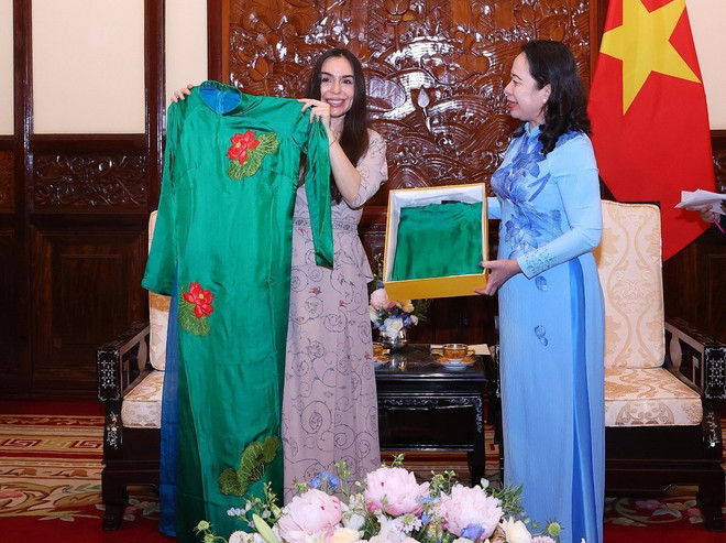 Phó Chủ tịch nước Võ Thị Ánh Xuân tặng áo dài Việt Nam cho bà Leyla Aliyeva - Phó Chủ tịch Quỹ Heydar Aliyev (Azerbaijan), tại Phủ Chủ tịch sáng 22/4 vừa qua. (Ảnh: Văn Điệp/TTXVN) Phó Chủ tịch nước Võ Thị Ánh Xuân tặng áo dài Việt Nam cho bà Leyla Aliyeva - Phó Chủ tịch Quỹ Heydar Aliyev (Azerbaijan), tại Phủ Chủ tịch sáng 22/4 vừa qua. (Ảnh: Văn Điệp/TTXVN)