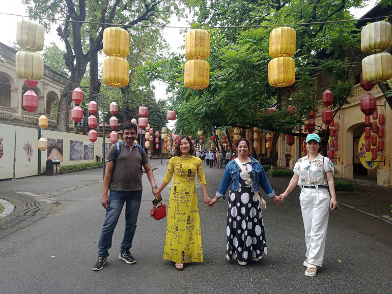 Khách quốc tế và Việt Nam chụp ảnh lưu niệm tại Hoàng thành Thăng Long. (Ảnh: HÀ THANH)