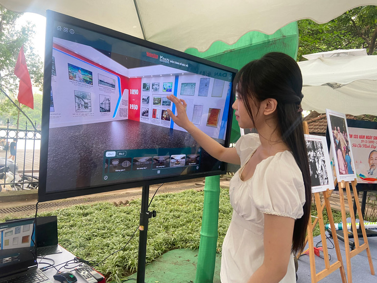 Bạn Nguyễn Minh Tâm trải nghiệm bảo tàng số Bác Hồ.
