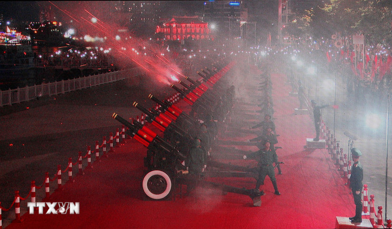 Nghi thức bắn đại bác chào cờ tại Lễ sơ duyệt lễ diễu binh, diễu hành kỷ niệm 50 năm Ngày Giải phóng miền nam, thống nhất đất nước. (Ảnh: Thanh Vũ/TTXVN)