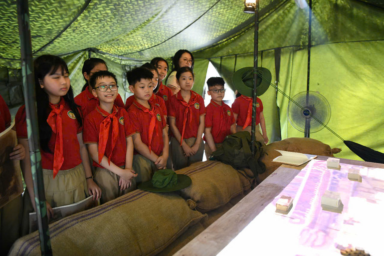 Tham quan lều dã chiến tại triển lãm. Tham quan lều dã chiến tại triển lãm.