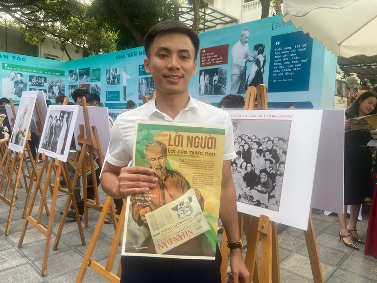 Anh Phan Văn Mạnh cùng với tờ phụ san đặc biệt nhân kỷ niệm 135 năm Ngày sinh Chủ tịch Hồ Chí Minh.