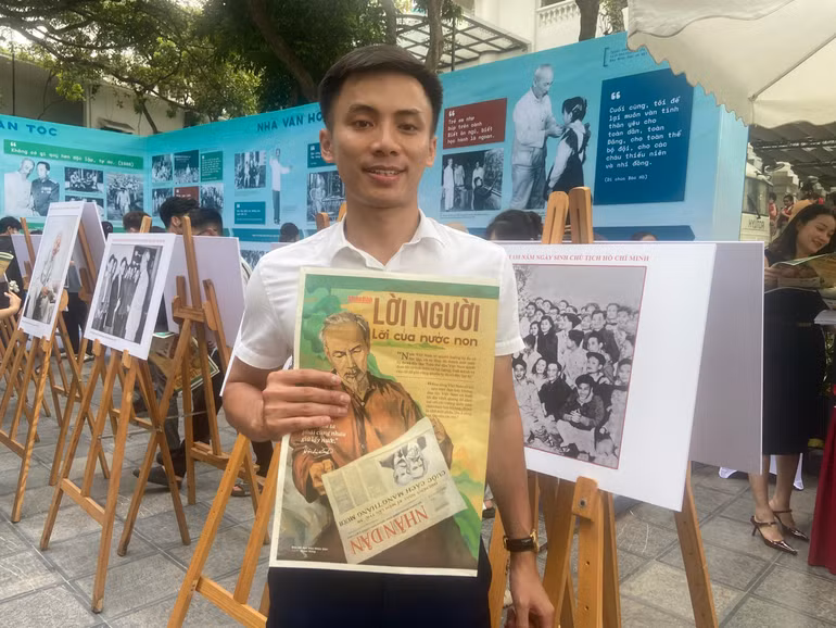 Anh Phan Văn Mạnh cùng với tờ phụ san đặc biệt nhân kỷ niệm 135 năm Ngày sinh Chủ tịch Hồ Chí Minh.