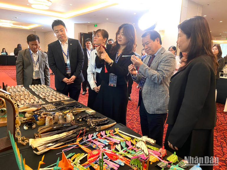 Các đại biểu tham quan khu trưng bày, giới thiệu sản phẩm, ấn phẩm, quà tặng du lịch Hà Nội. (Ảnh: HÀ THANH)