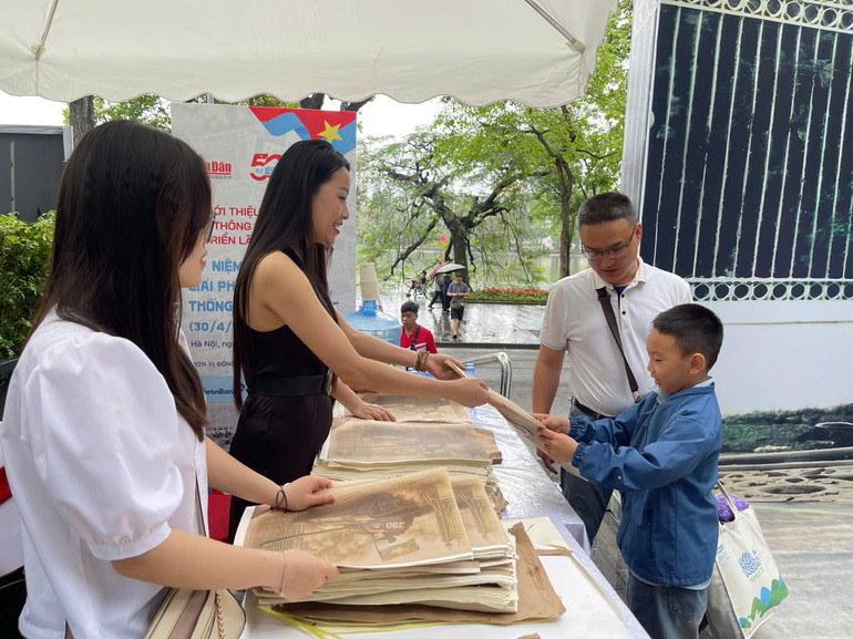 Anh Phạm Công Pháp cùng con trai nhận phụ san đặc biệt của Báo Nhân Dân. Anh Phạm Công Pháp cùng con trai nhận phụ san đặc biệt của Báo Nhân Dân.