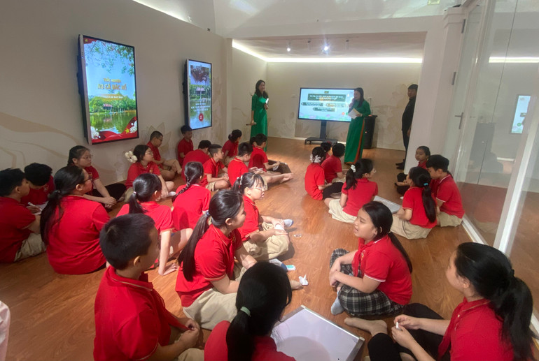 Hoạt động trải nghiệm của học sinh tại Khu di tích Chủ tịch Hồ Chí Minh. Hoạt động trải nghiệm của học sinh tại Khu di tích Chủ tịch Hồ Chí Minh.