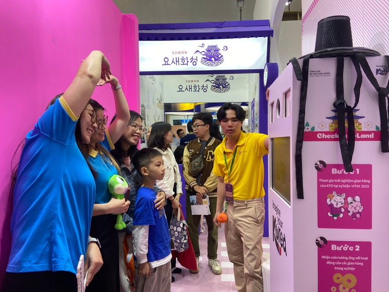 Tại VITM Hà Nội 2025, nhiều gian hàng đã tổ chức các hoạt động đặc sắc, thu hút khách tham quan.