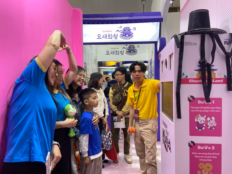 Tại VITM Hà Nội 2025, nhiều gian hàng đã tổ chức các hoạt động đặc sắc, thu hút khách tham quan.