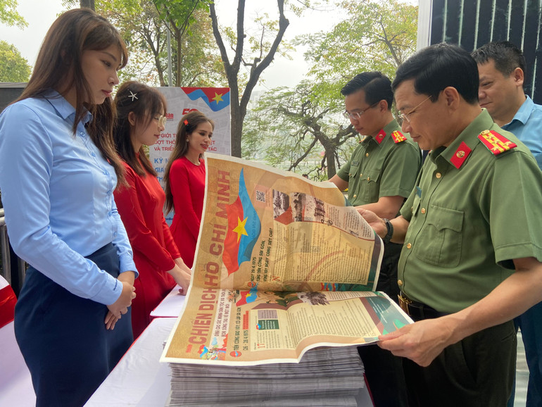 Những ấn phẩm đặc biệt của Báo Nhân Dân được ra mắt trong dịp này. Những ấn phẩm đặc biệt của Báo Nhân Dân được ra mắt trong dịp này.