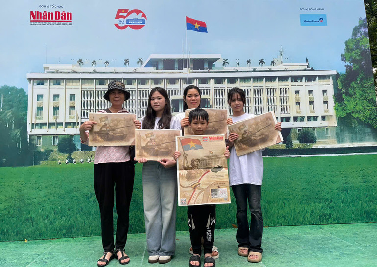 Gia đình bà Hoàng Thị Xuyên chụp ảnh lưu niệm khi có được tờ phụ san. Gia đình bà Hoàng Thị Xuyên chụp ảnh lưu niệm khi có được tờ phụ san.
