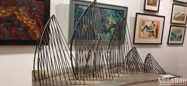 Một tác phẩm được trưng bày tại triển lãm. (Ảnh: HUY LÊ)