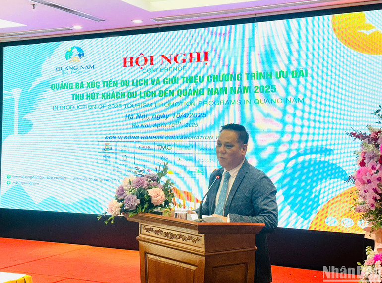 Ông Văn Bá Sơn, Phó Giám đốc Sở Văn hóa, Thể thao và Du lịch Quảng Nam phát biểu tại hội nghị.