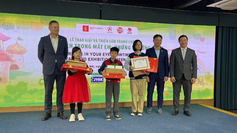 Ban tổ chức trao giải cho các cá nhân xuất sắc. (Ảnh: Đại sứ quán Đan Mạch)