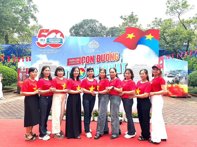 Du khách chụp ảnh lưu niệm tại Hoàng thành Thăng Long. Du khách chụp ảnh lưu niệm tại Hoàng thành Thăng Long.