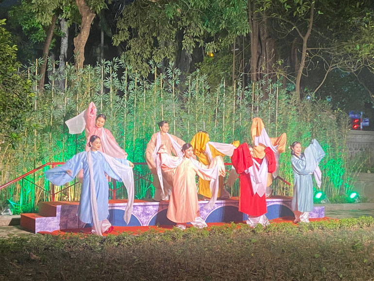 Các hoạt cảnh được thực hiện tại không gian bên ngoài sân đền.