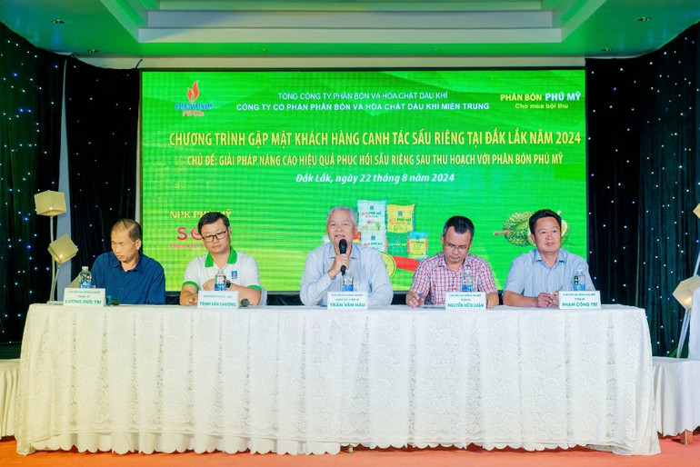 Để hỗ trợ nông dân, Phú Mỹ phối hợp với các chuyên gia là giáo sư đầu ngành về cây sầu riêng triển khai các chương trình tập huấn chuyên sâu. Để hỗ trợ nông dân, Phú Mỹ phối hợp với các chuyên gia là giáo sư đầu ngành về cây sầu riêng triển khai các chương trình tập huấn chuyên sâu.