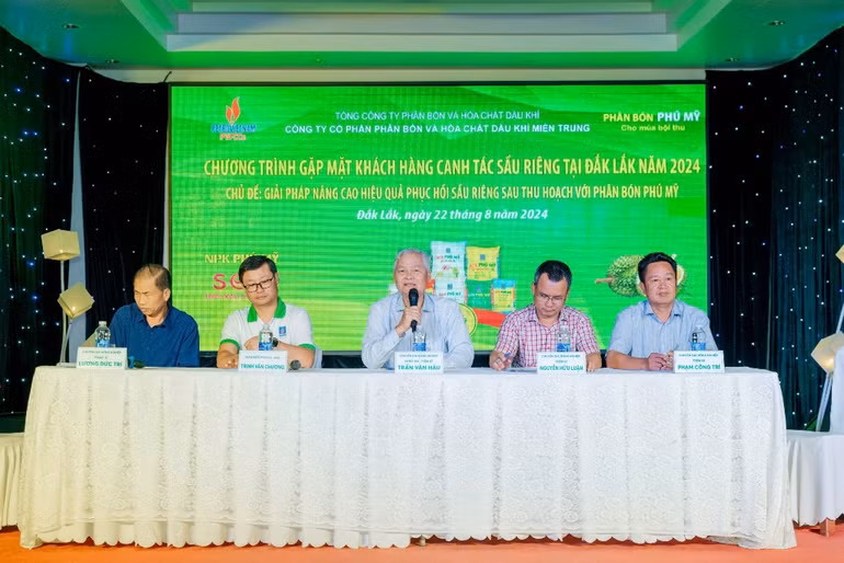 Để hỗ trợ nông dân, Phú Mỹ phối hợp với các chuyên gia là giáo sư đầu ngành về cây sầu riêng triển khai các chương trình tập huấn chuyên sâu.