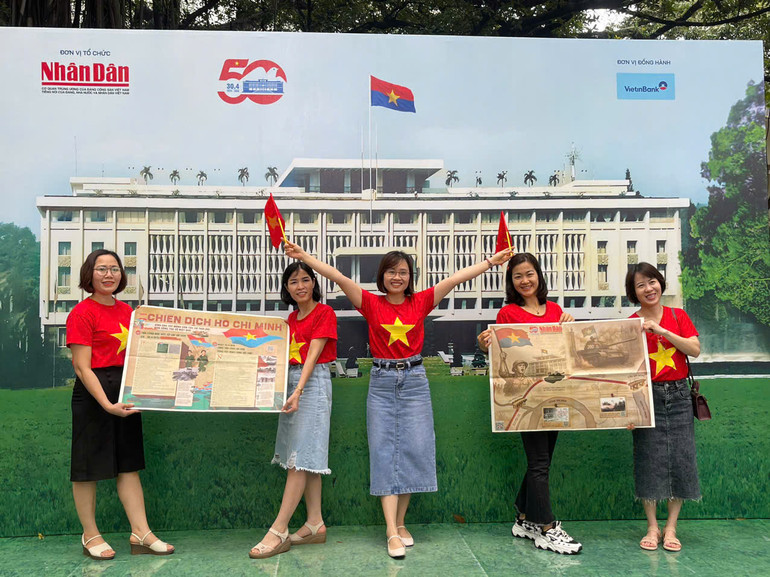 Nhóm bạn của chị Đinh Thị Thắm hào hứng chụp ảnh cùng phụ san đặc biệt của Báo Nhân Dân. Nhóm bạn của chị Đinh Thị Thắm hào hứng chụp ảnh cùng phụ san đặc biệt của Báo Nhân Dân.