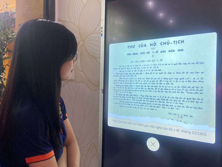 Khu di tích Chủ tịch Hồ Chí Minh tại Phủ Chủ tịch triển khai ứng dụng công nghệ thông tin giúp du khách tiếp cận thông tin chính thống, hình ảnh trực quan về cuộc đời, sự nghiệp và tư tưởng, đạo đức, phong cách Hồ Chí Minh. Khu di tích Chủ tịch Hồ Chí Minh tại Phủ Chủ tịch triển khai ứng dụng công nghệ thông tin giúp du khách tiếp cận thông tin chính thống, hình ảnh trực quan về cuộc đời, sự nghiệp và tư tưởng, đạo đức, phong cách Hồ Chí Minh.