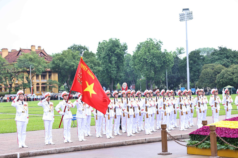 Lễ chào cờ trang trọng do cán bộ, chiến sĩ Bộ Tư lệnh Lăng Chủ tịch Hồ Chí Minh thực hiện. (Ảnh: MINH ĐỨC/TTXVN)