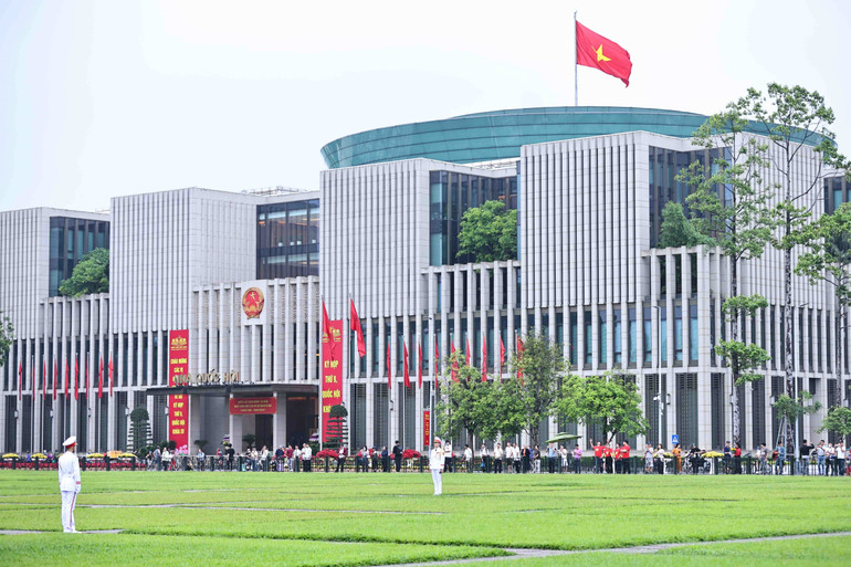 Ngay từ sáng sớm, nhiều người dân đã đến Quảng trường Ba Đình để chứng kiến lễ chào cờ thiêng liêng. (Ảnh: MINH ĐỨC/TTXVN)