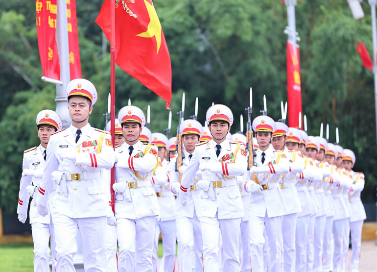 Nghi thức buổi lễ chào cờ thiêng liêng trên Quảng trường Ba Đình (Hà Nội) sáng 19/5/2025. (Ảnh: MINH ĐỨC/TTXVN)