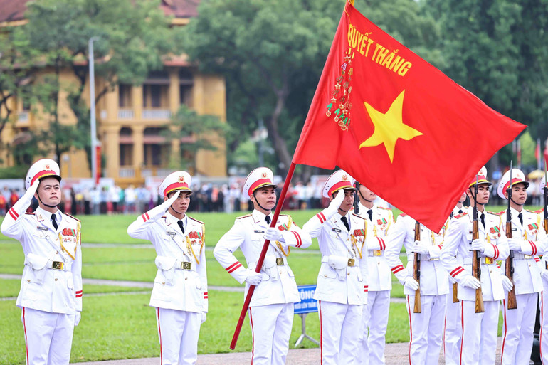 Đúng 6 giờ, đoàn quân kỳ Quyết Thắng thực hiện các nghi thức buổi lễ chào cờ thiêng liêng. (Ảnh: MINH ĐỨC/TTXVN)