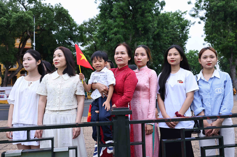 Người dân đến Quảng trường Ba Đình để chứng kiến lễ chào cờ thiêng liêng. (Ảnh: MINH ĐỨC/TTXVN)