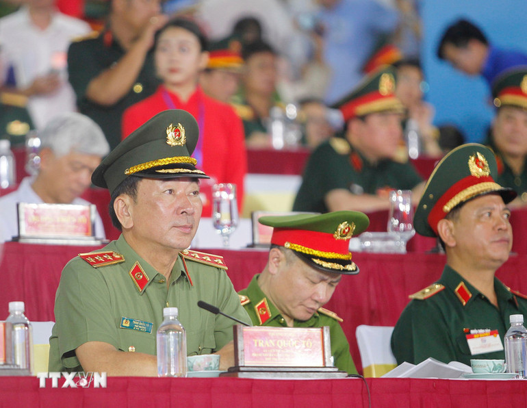 Lãnh đạo Bộ Công an Việt Nam và các đại biểu dự sơ duyệt Lễ diễu binh, diễu hành kỷ niệm 50 năm Ngày Giải phóng miền nam, thống nhất đất nước. (Ảnh: Thanh Vũ/TTXVN)