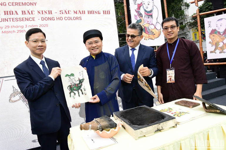 Các đại biểu trải nghiệm in tranh dân gian Đông Hồ. (Ảnh: THẾ DƯƠNG)