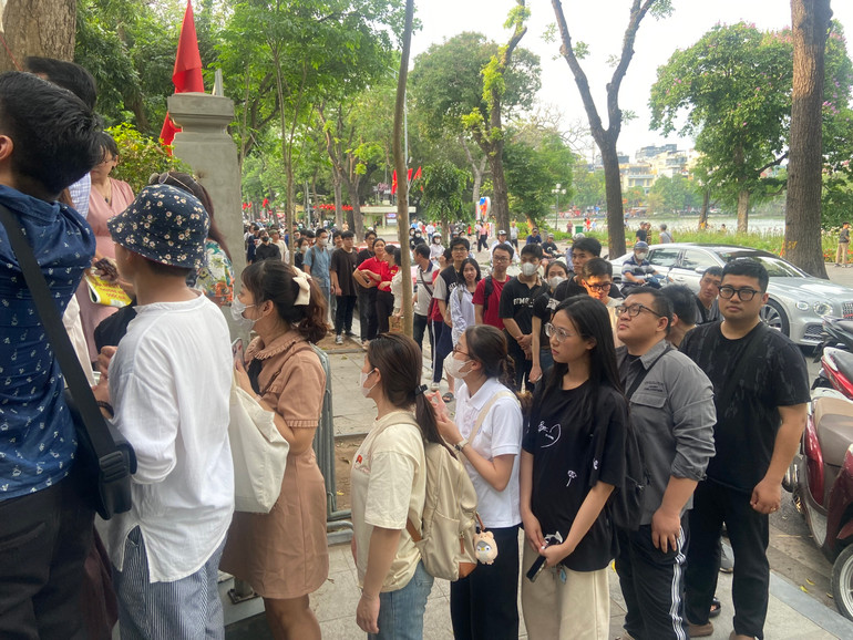 Dòng người xếp hàng dài nhận ấn phẩm báo Nhân Dân Cuối tuần đặc biệt nhân kỷ niệm 135 năm Ngày sinh Chủ tịch Hồ Chí Minh.