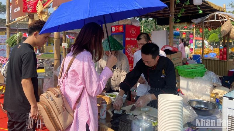 Gian hàng phở cuốn tại Festival Phở 2025. (Ảnh: HUY LÊ)