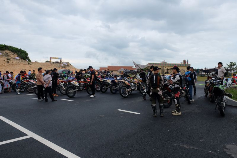 Các vận động viên chuẩn bị thi đấu.