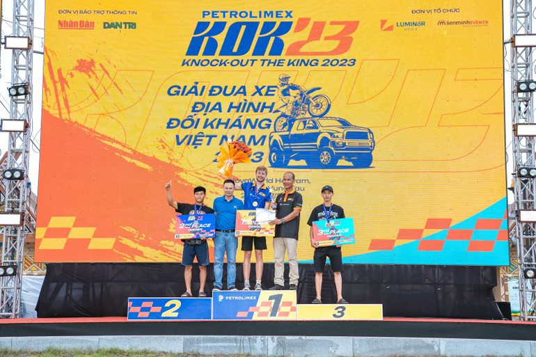 Ban tổ chức trao giải cho các vận động viên thi đấu hạng mục mô-tô địa hình.