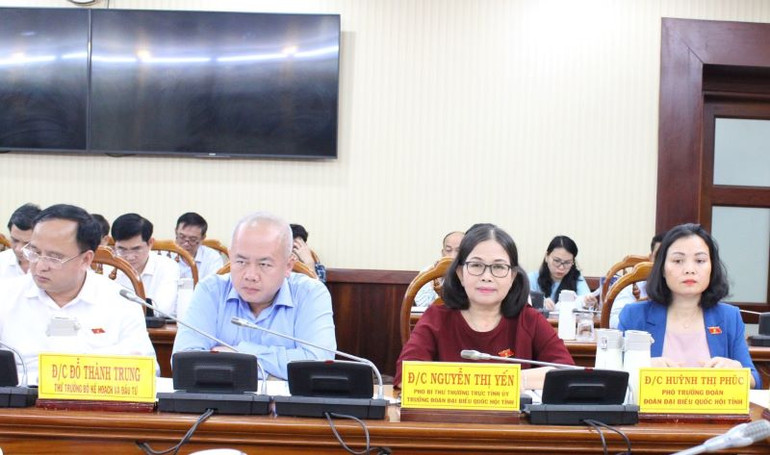 Bà Nguyễn Thị Yến (thứ hai từ phải sang), Phó Bí thư Thường trực Tỉnh ủy, Trưởng Đoàn đại biểu Quốc hội tỉnh và các đại biểu tại buổi làm việc.